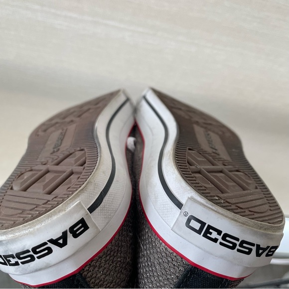 Super fun like new Bass30 silver sequin sneakers. Goes with everything! Size 37. - Picture 7 of 8